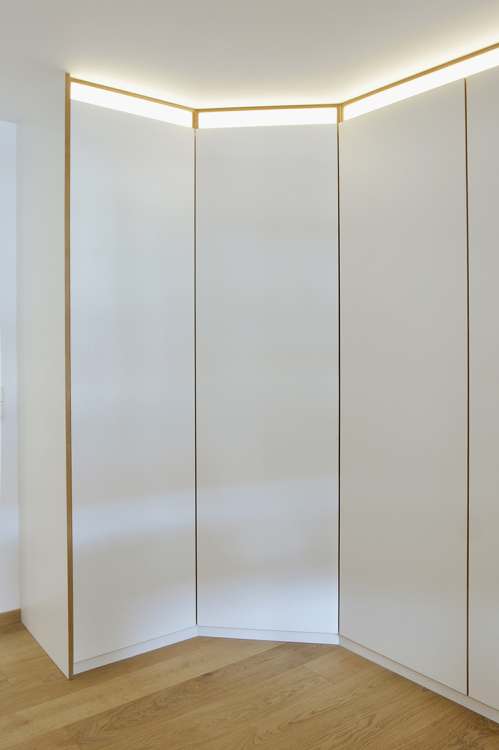 Eckschrank mit Lichtblenden Eckschrank mit Lichtblenden